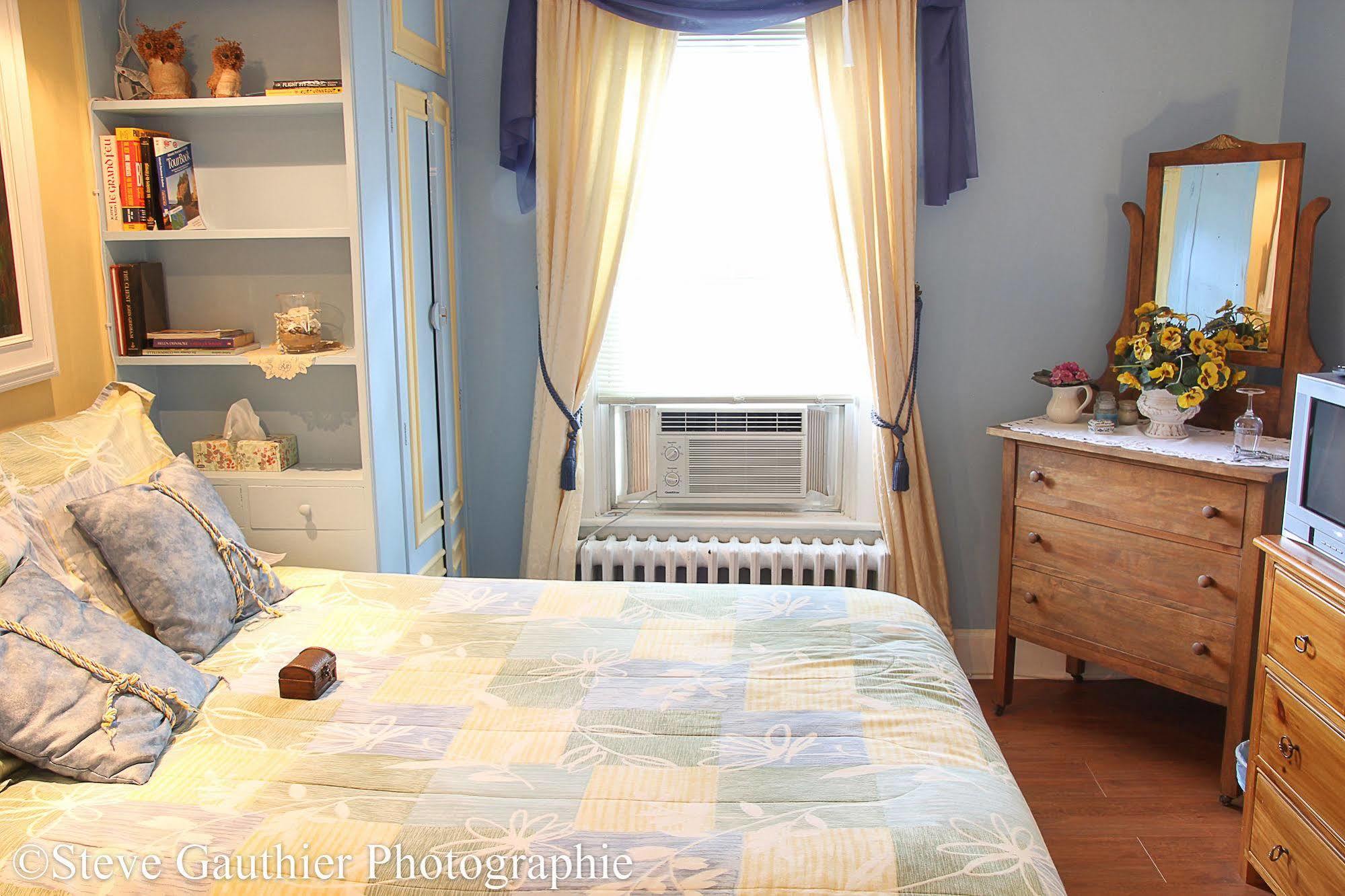 Ici Et Maintenant Bed & Breakfast Magog Exterior photo