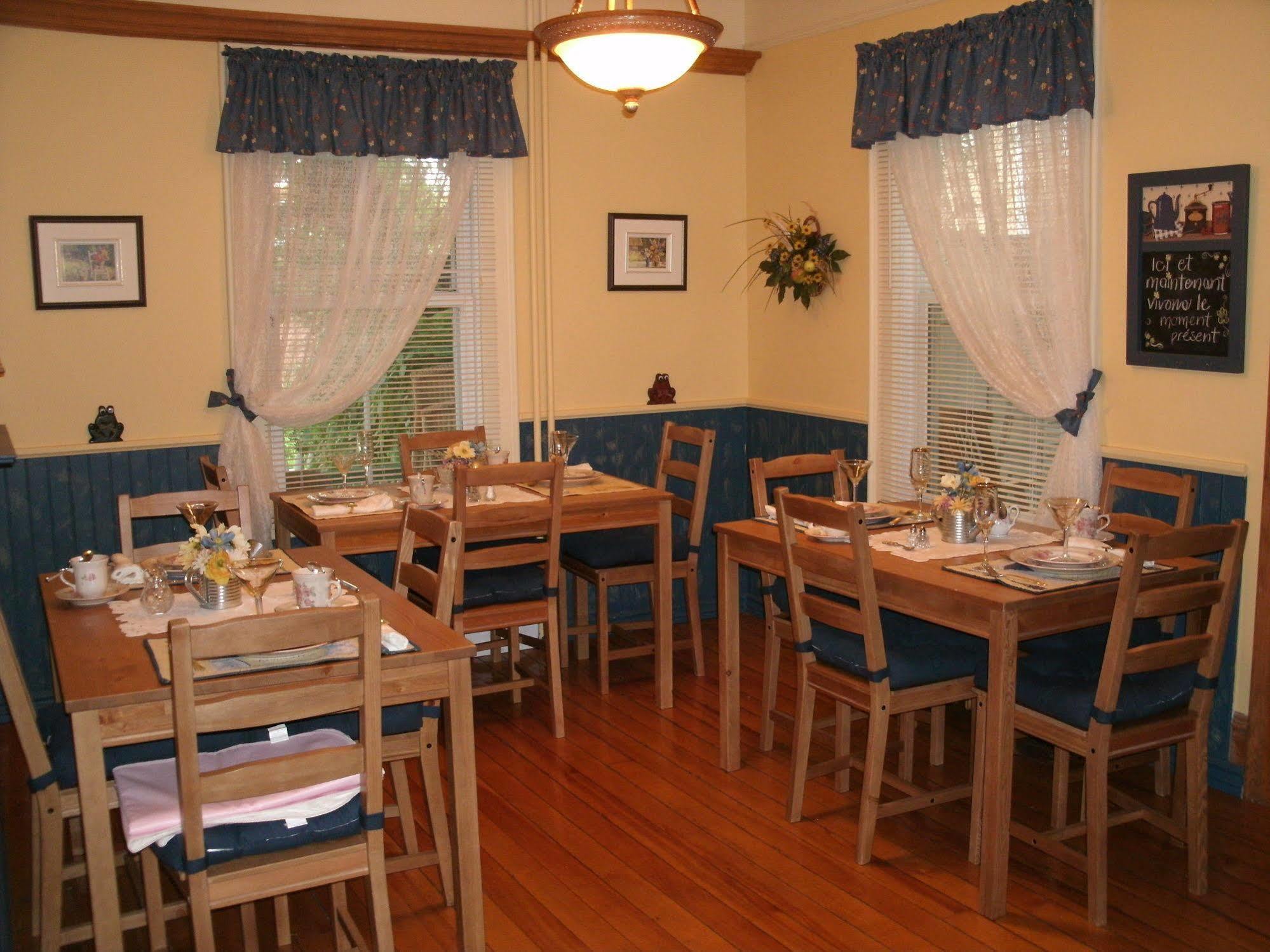 Ici Et Maintenant Bed & Breakfast Magog Exterior photo