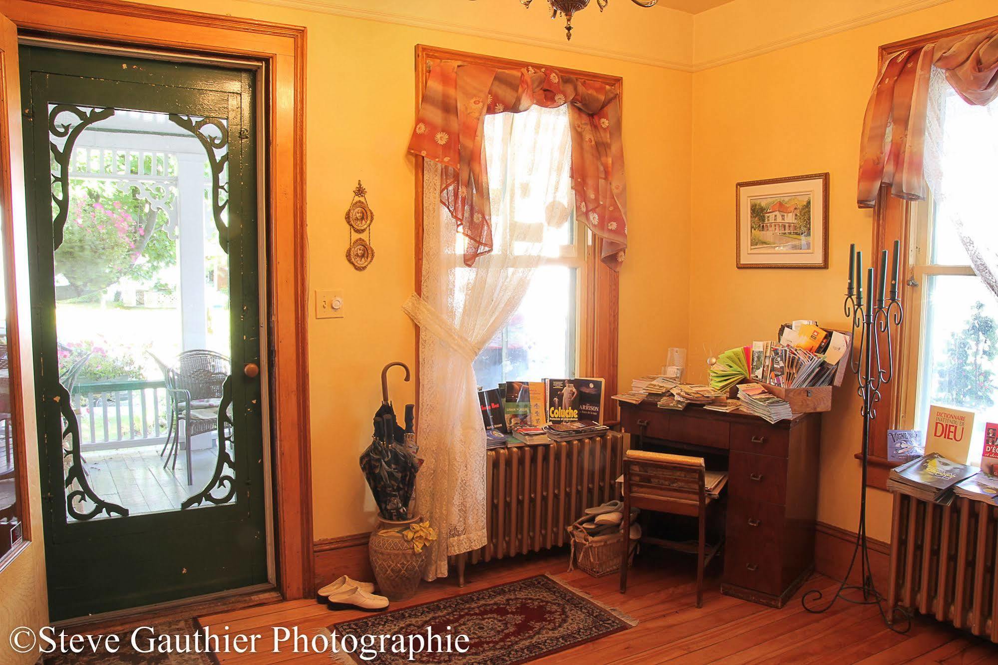 Ici Et Maintenant Bed & Breakfast Magog Exterior photo