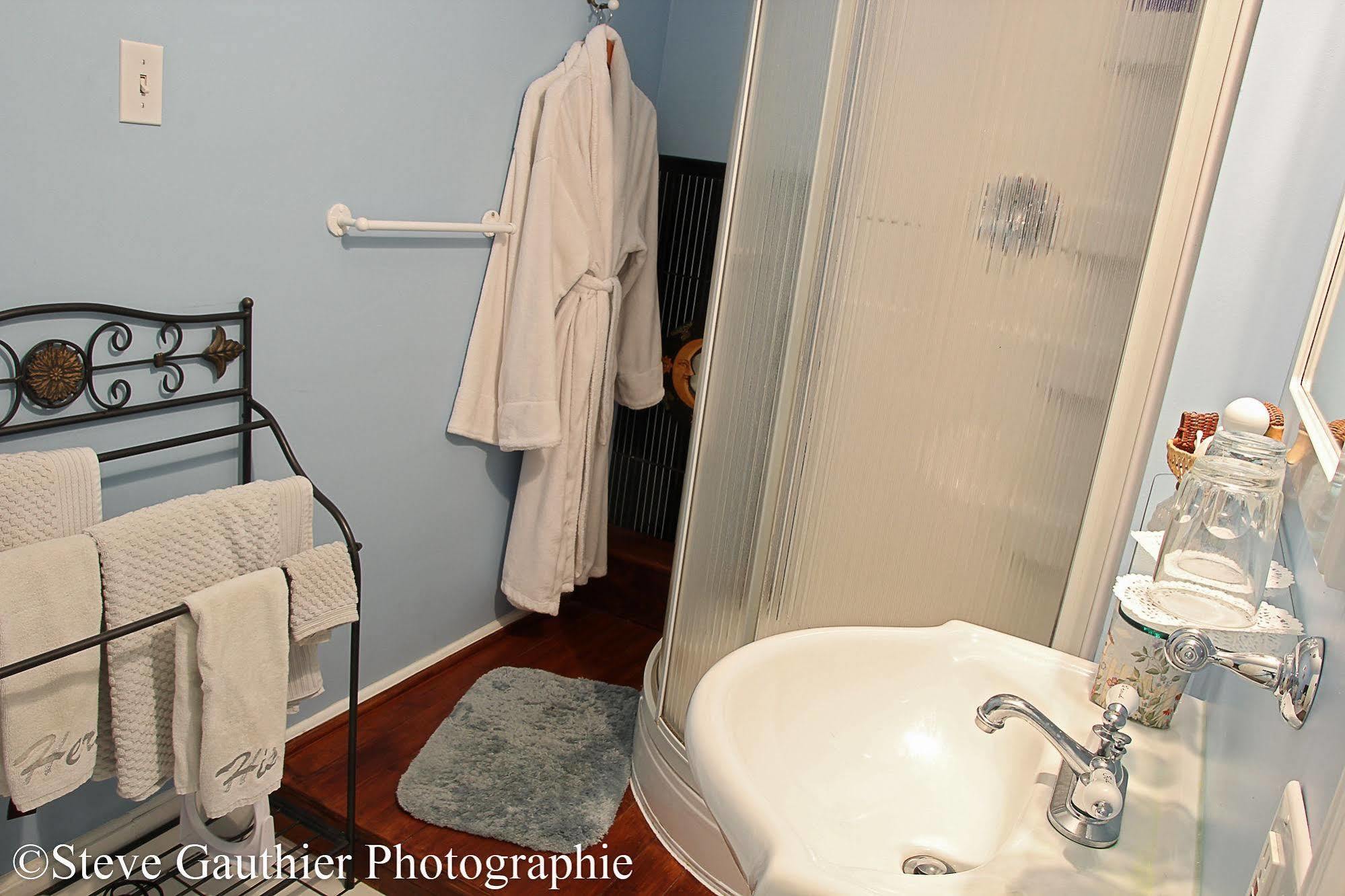 Ici Et Maintenant Bed & Breakfast Magog Exterior photo