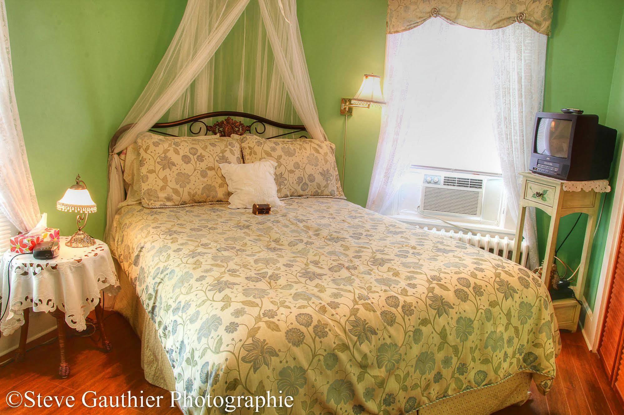 Ici Et Maintenant Bed & Breakfast Magog Exterior photo